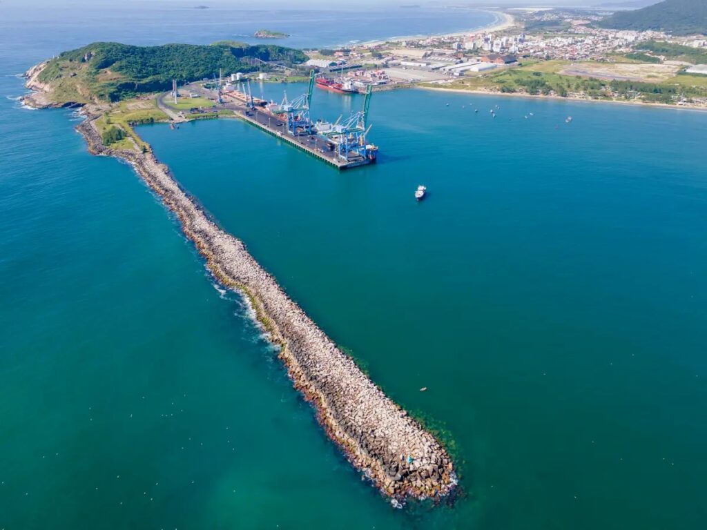 Porto de Imbituba bate marca histórica e dispara em movimentação de cargas