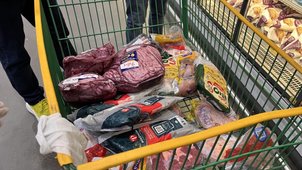 Procon encontra carnes impróprias e produtos vencidos em supermercados de São José