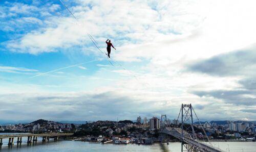 Rafael Bridi quebra recorde histórico na Ponte Hercílio Luz e impressiona Florianópolis