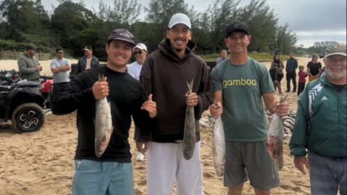 Roberto Firmino aparece em praia de SC e surpreende pescadores durante arrastão
