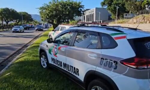 Suspeito foge para o mar após roubo na Beira-Mar e acaba preso em Florianópolis
