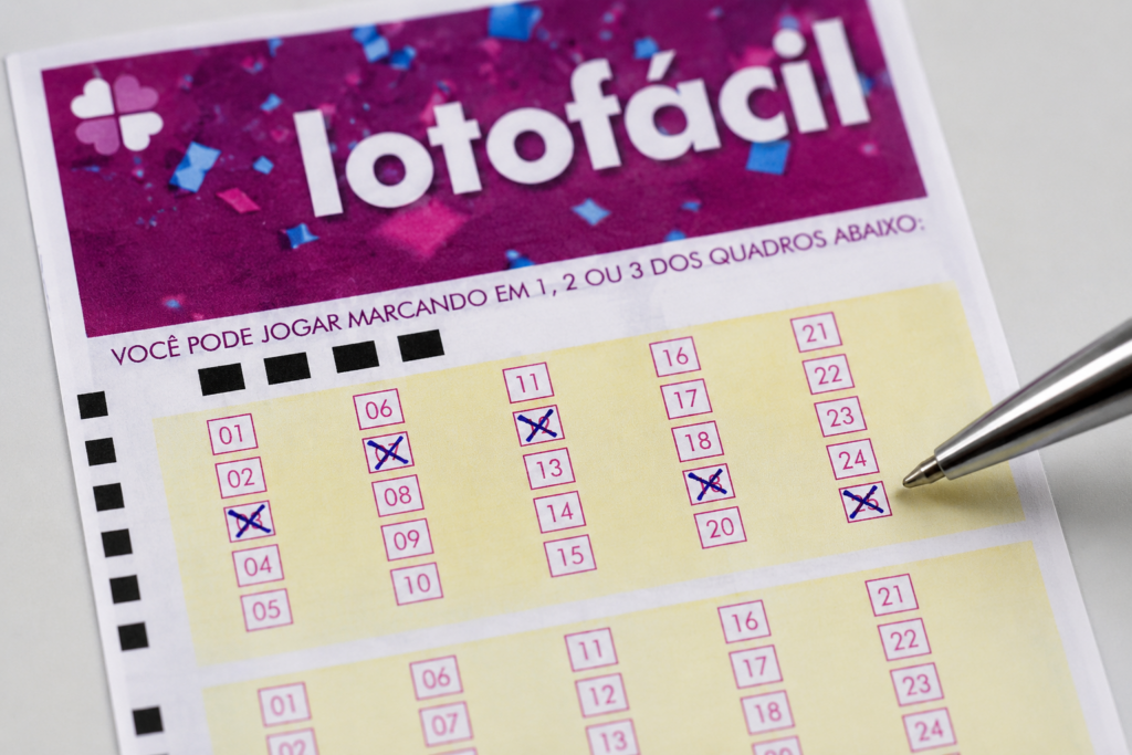 Três apostas levam prêmio da Lotofácil e faturam bolada milionária