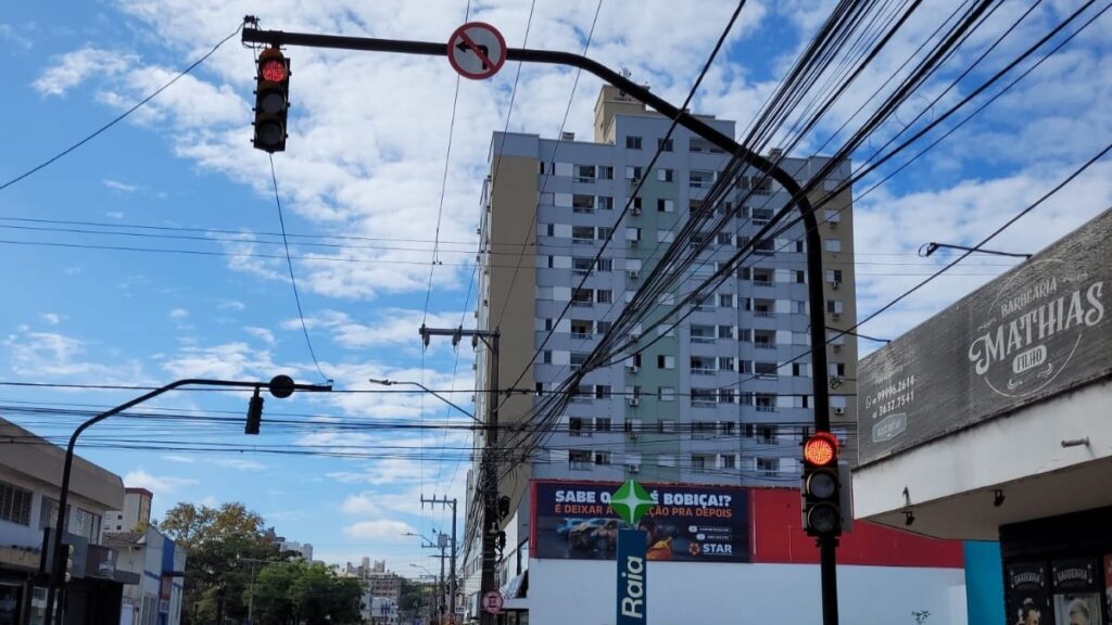 Tubarão começa troca de semáforos e mudança já chama atenção no trânsito
