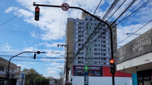 Tubarão começa troca de semáforos e mudança já chama atenção no trânsito