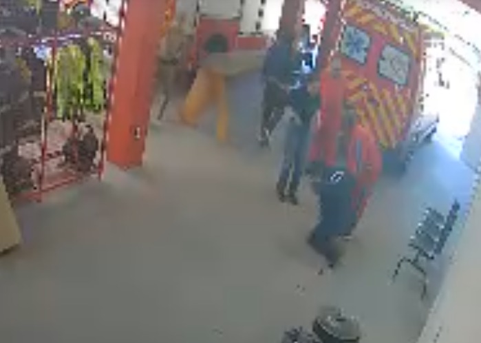 [VÍDEO] Bebê de 3 meses volta a respirar após chegar engasgado em quartel dos bombeiros na Capital