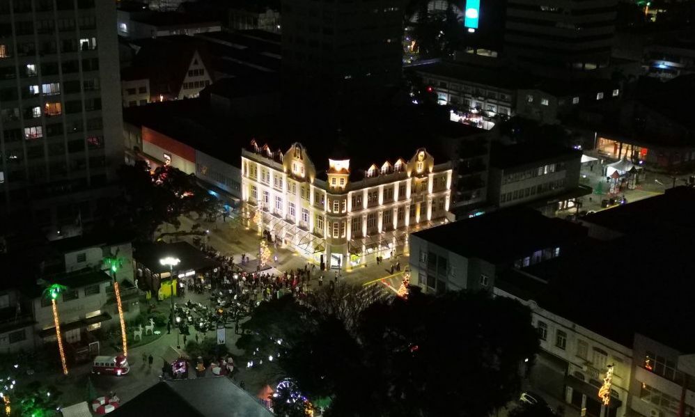 Passeio noturno gratuito é promovido para revelar história do Centro de Joinville