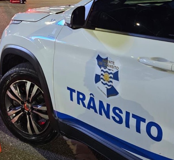Motociclista fica ferida após acidente com morador de rua em BC