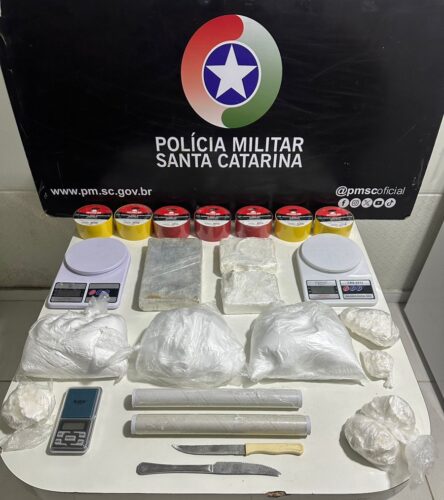 Ação policial mira residência usada como depósito para armazenamento de drogas em Criciúma