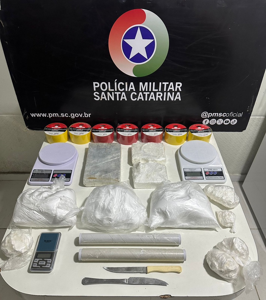 Ação policial mira residência usada como depósito para armazenamento de drogas em Criciúma