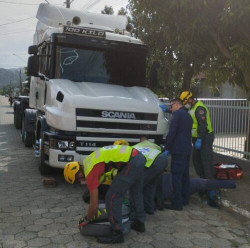 Homem morre esmagado por caminhão em Navegantes