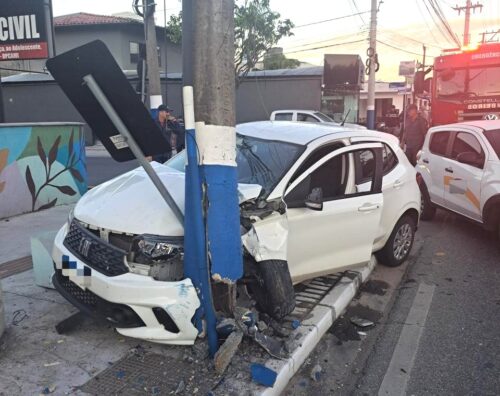 Condutor embriagado colide automóvel em caminhonete e poste em BC e tenta fugir do local