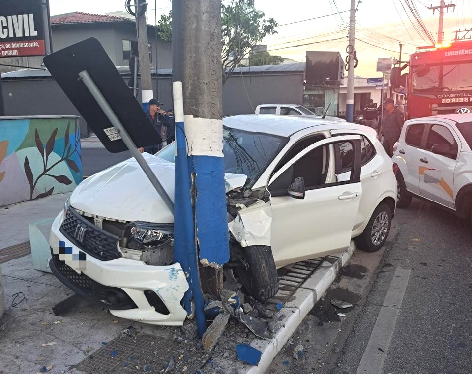 Condutor embriagado colide automóvel em caminhonete e poste em BC e tenta fugir do local
