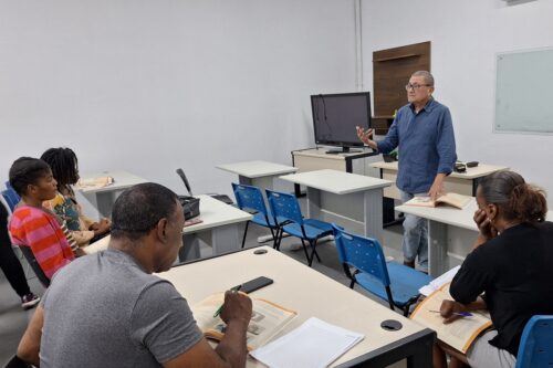 Aulas gratuitas de português para refugiados e imigrantes são ofertadas em Criciúma