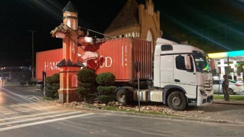 Pórtico de Pomerode desmorona após condutor de carreta container atingir estrutura por descuido