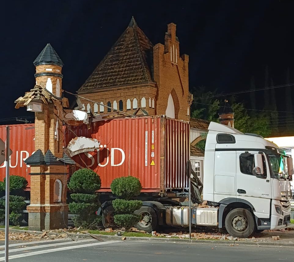 Pórtico de Pomerode desmorona após condutor de carreta container atingir estrutura por descuido