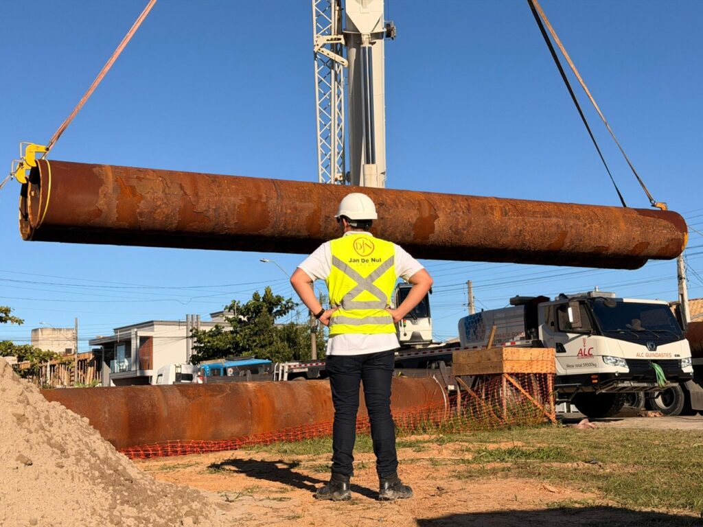 Tubulações de grande porte chegam para obra de alargamento de praia de Navegantes