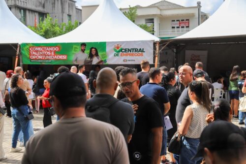 Praça no Centro de Criciúma recebe ação com oferta de mais de 500 vagas de emprego
