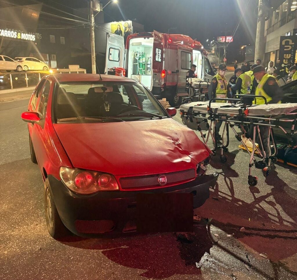 Colisão entre motocicleta e dois veículos deixa casal ferido em Brusque