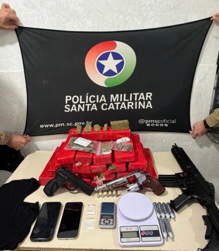 Ação policial em Itapema resulta na apreensão de quase 20kg de drogas e réplicas de armas de fogo