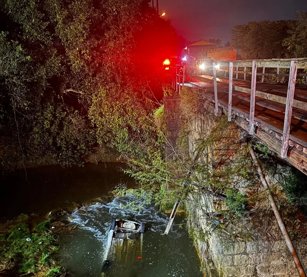 Jovem morre após veículo cair de ponte em Criciúma