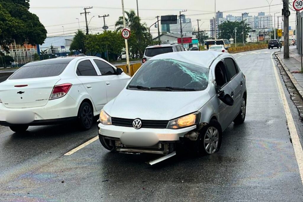 Condutor colide automóvel em mureta e acaba preso por suspeita de embriaguez em Itajaí