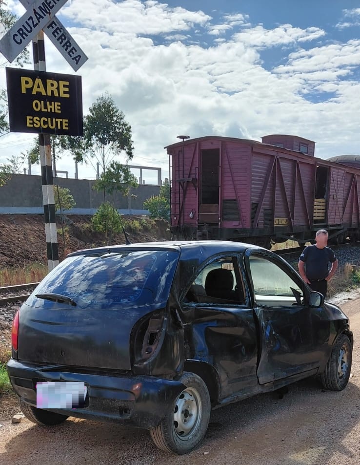 Veículo parado por problema mecânico sobre trilhos é atingido por "Maria Fumaça" em Pescaria Brava. - Foto: Divulgação/CBMSC