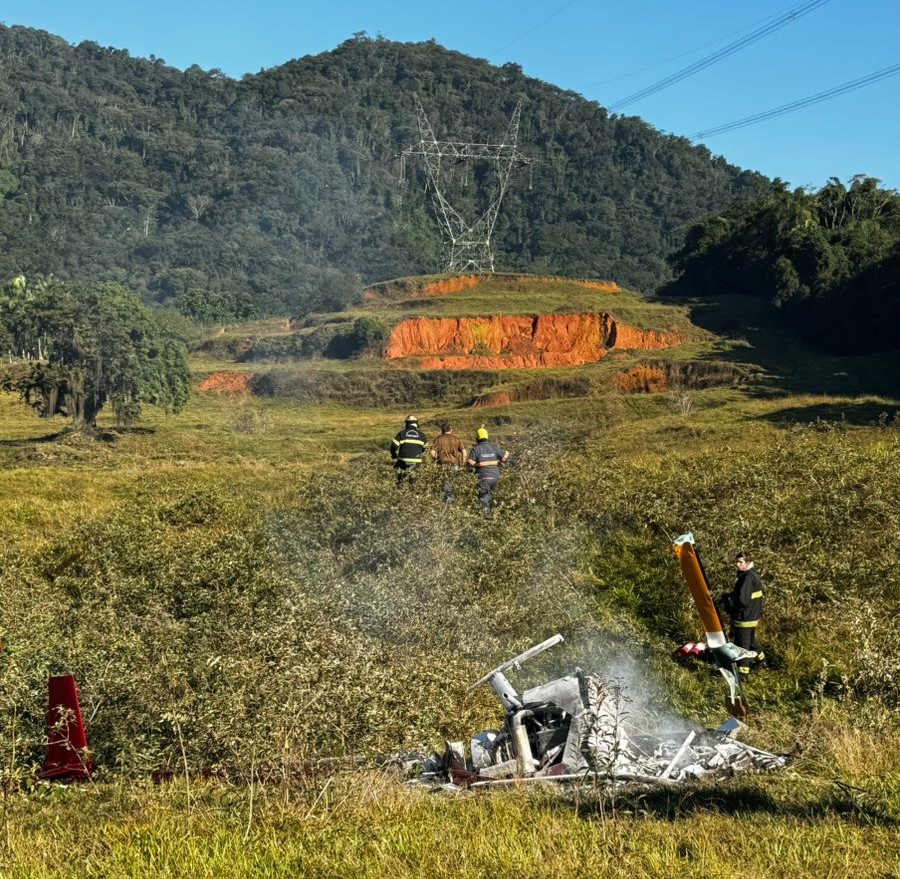 Piloto morre carbonizado após queda de helicóptero em Pomerode
