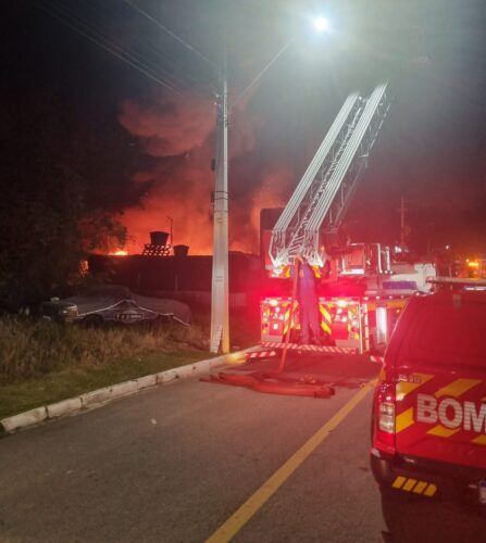 Incêndio de grandes proporções atinge fábrica de plásticos em Itapema