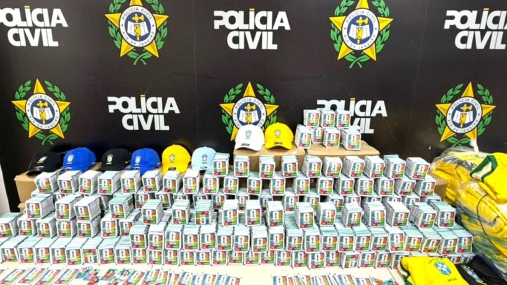 Ação policial apreende 200 mil figurinhas falsificadas da Copa do Mundo de 2026 no RJ