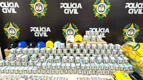 Ação policial apreende 200 mil figurinhas falsificadas da Copa do Mundo de 2026 no RJ