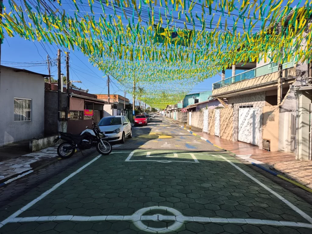 Moradores de Navegantes se unem e deixam rua decorada com cores do Brasil para a Copa do Mundo