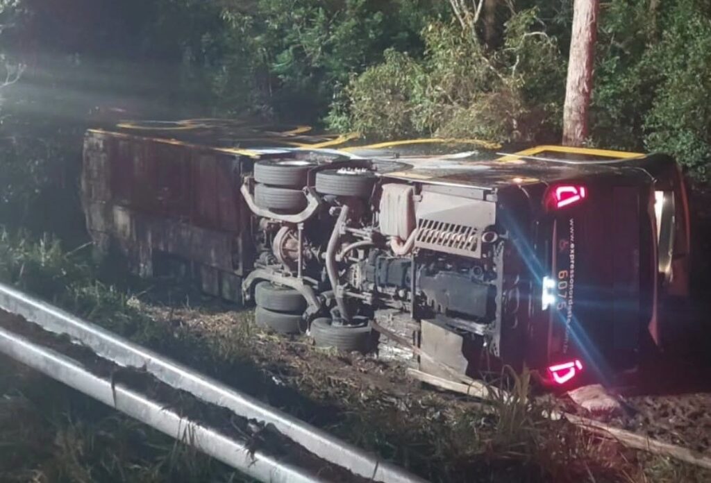 Acidente com ônibus da Linha Curitiba/Porto Alegre deixa uma mulher morta na BR-290 no RS