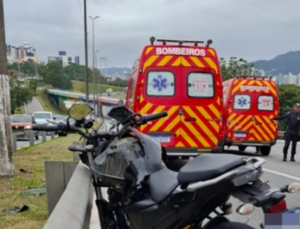 Acidente com moto de aplicativo deixa duas pessoas feridas na Via Expressa em Florianópolis