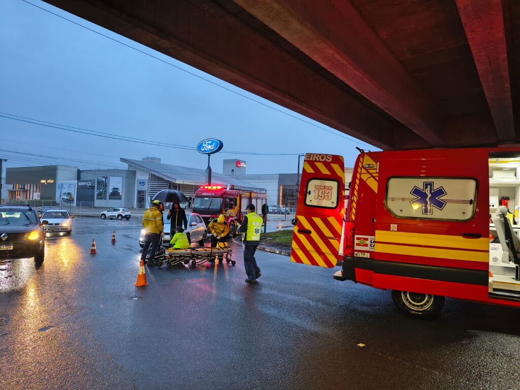 Acidente entre carro e moto deixa mulher ferida em importante avenida de Tubarão