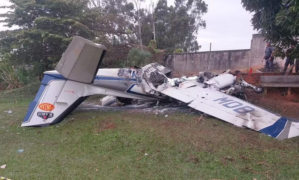 Avião cai logo após decolagem e deixa dois mortos; tragédia mobiliza equipes de resgate