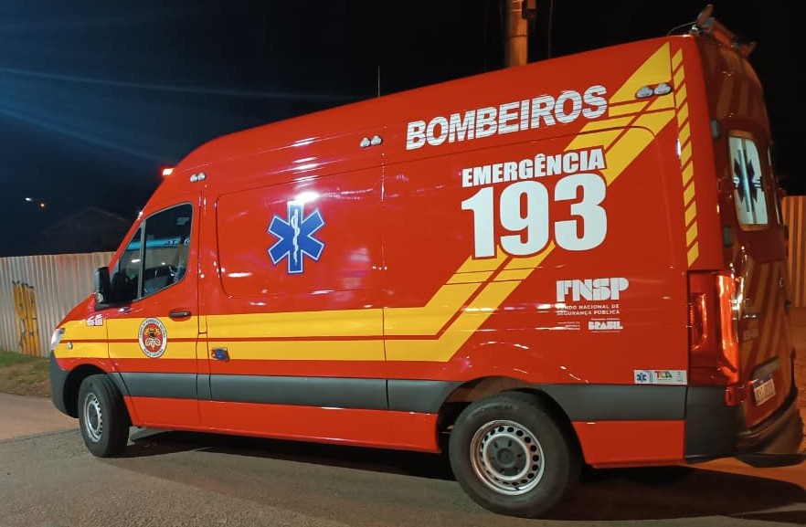 Colisão de moto elétrica em poste deixa homem gravemente ferido em Itajaí