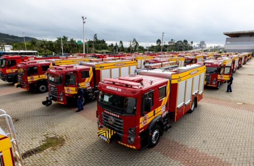 Bombeiros de SC recebem 56 novos caminhões de combate a incêndio