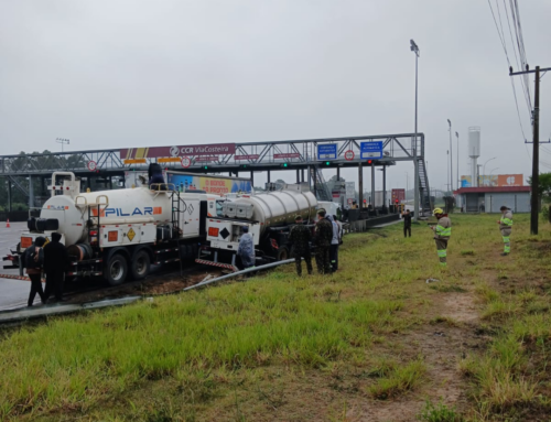 Caminhão com carga perigosa sai da pista na BR-101 e mobiliza operação