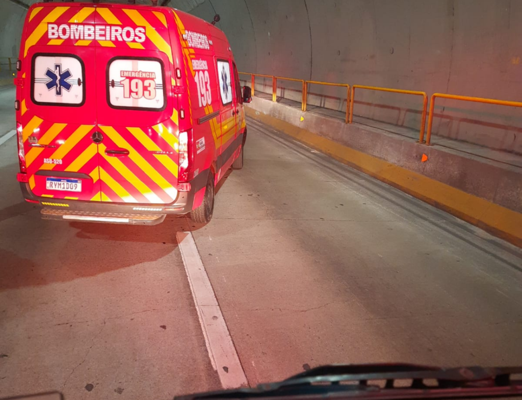 Caminhão fecha motociclista e acidente mobiliza bombeiros em túnel de Florianópolis