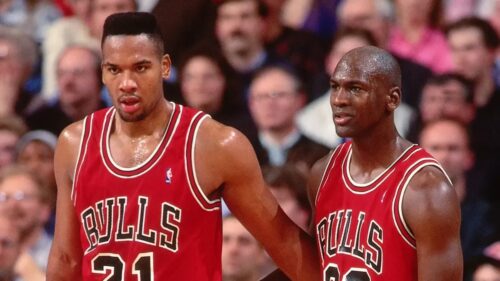 Campeão da NBA ao lado de Michael Jordan morre aos 59 anos