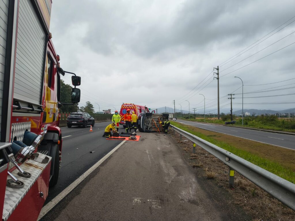 Capotamento na BR-101 em Tubarão mobiliza bombeiros e chama atenção de motoristas