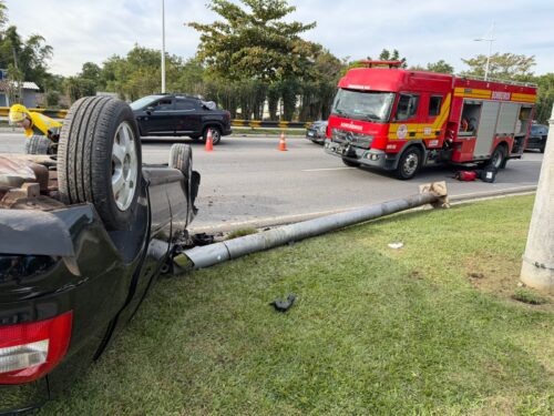 Carro capota após bater em poste na Beira-Mar Norte e mobiliza bombeiros