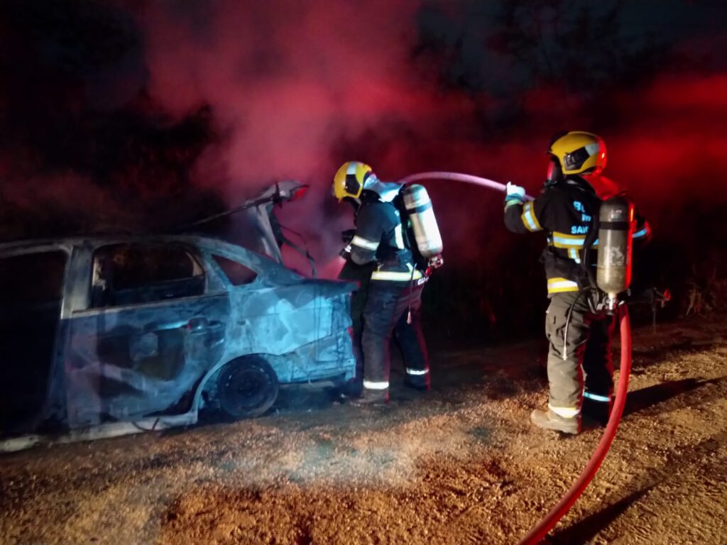 Carro com GNV pega fogo e mobiliza bombeiros em Criciúma