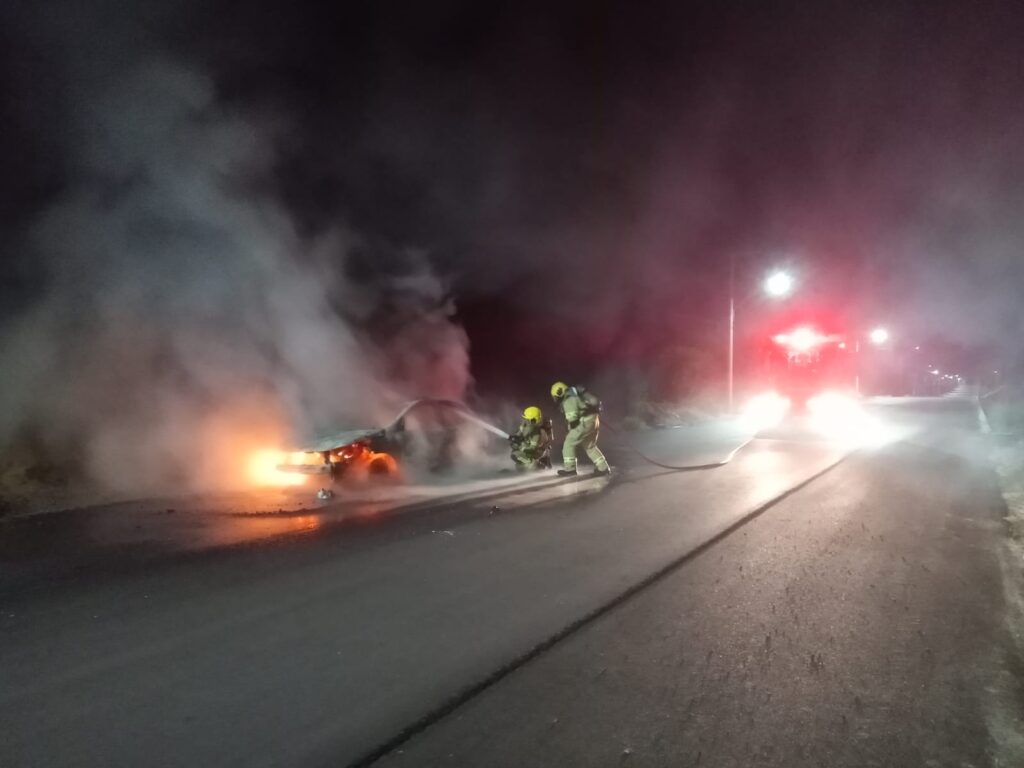 Carro incendiado em Laguna esconde mistério e polícia faz descoberta surpreendente