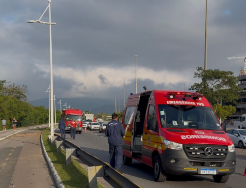 Carro invade ciclovia, derruba poste e atropela ciclista em Florianópolis