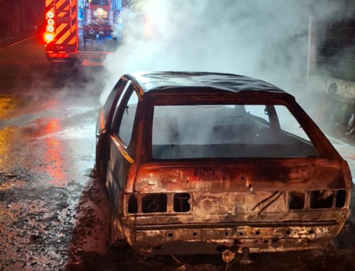 Carro pega fogo à noite e mobiliza bombeiros em Praia Grande