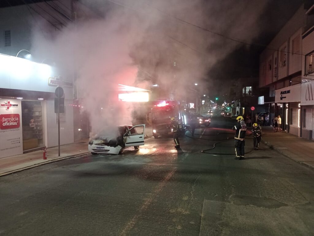 Carro pega fogo em Tubarão e mobiliza bombeiros durante a noite