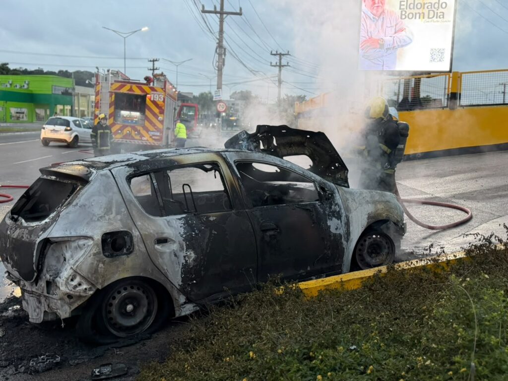 Carro pega fogo em avenida movimentada de Criciúma e mobiliza bombeiros