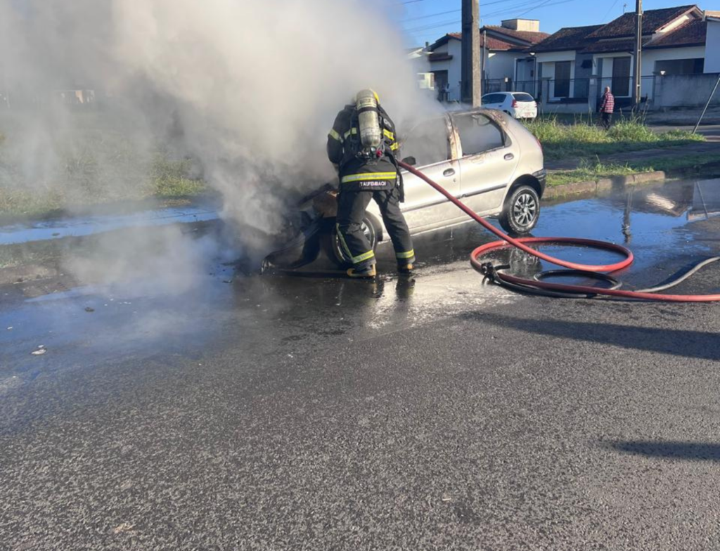 Carro pega fogo no meio da rua e mobiliza bombeiros em Criciúma