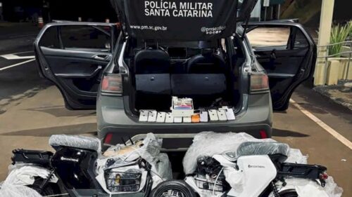 Casal é flagrado com iPhones presos ao corpo e carga do Paraguai em rodovia de SC